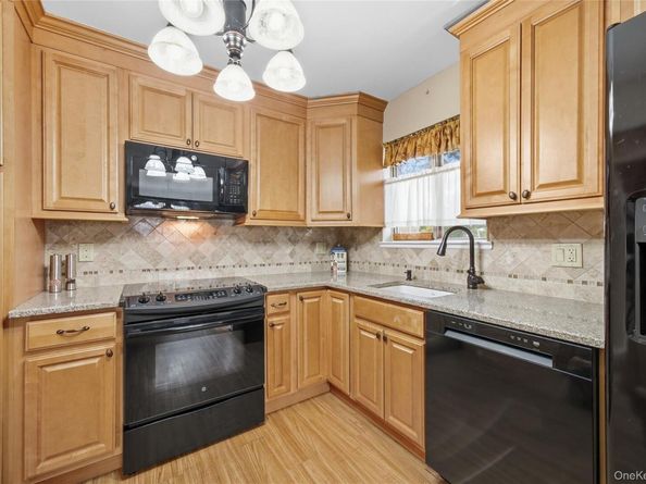 15 Santam Court, Bay Shore NY 11706