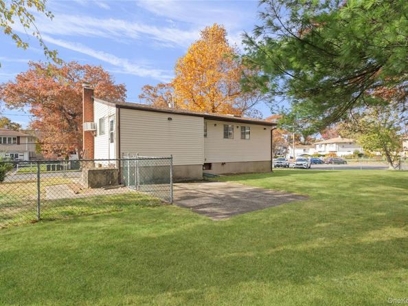 15 Santam Court, Bay Shore NY 11706