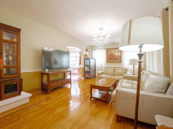 636 S 13th Street, New Hyde Park NY 11040