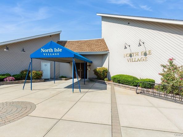 49 Pointe Circle S 49, Coram NY 11727