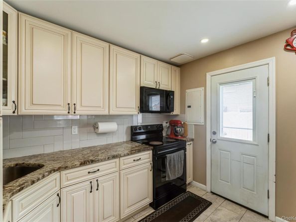 13 Floral Lane, Westbury NY 11590