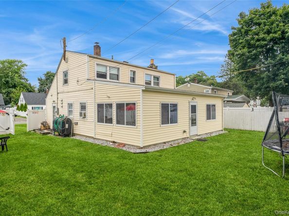 13 Floral Lane, Westbury NY 11590