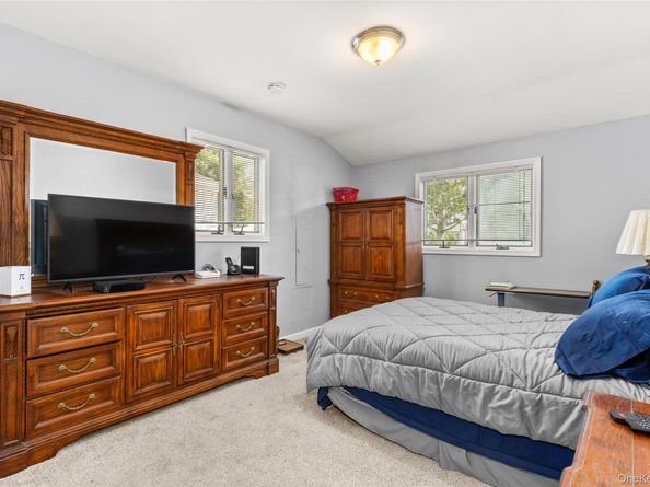 18 Campbell Lane, East Islip NY 11730