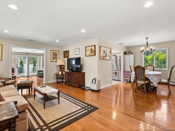 18 Campbell Lane, East Islip NY 11730