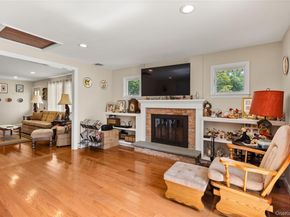 18 Campbell Lane, East Islip NY 11730