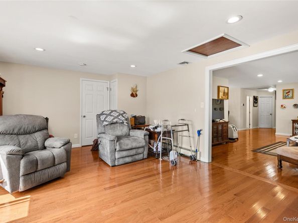 18 Campbell Lane, East Islip NY 11730