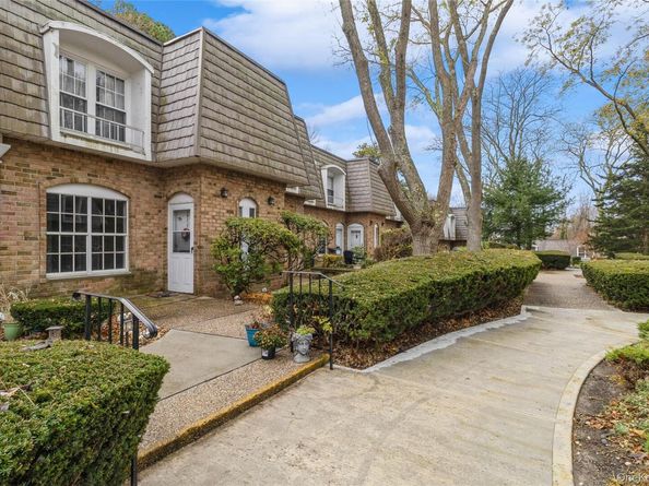 655 Middle Country Road 4D1, Coram NY 11727