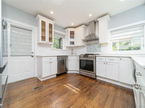 22 Andover Lane, Manhasset NY 11030