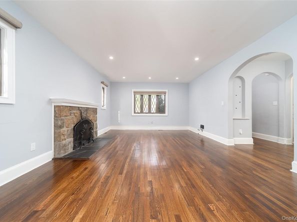 22 Andover Lane, Manhasset NY 11030