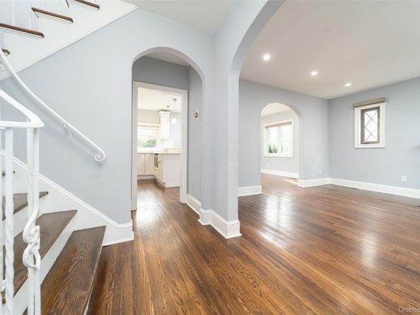 22 Andover Lane, Manhasset NY 11030
