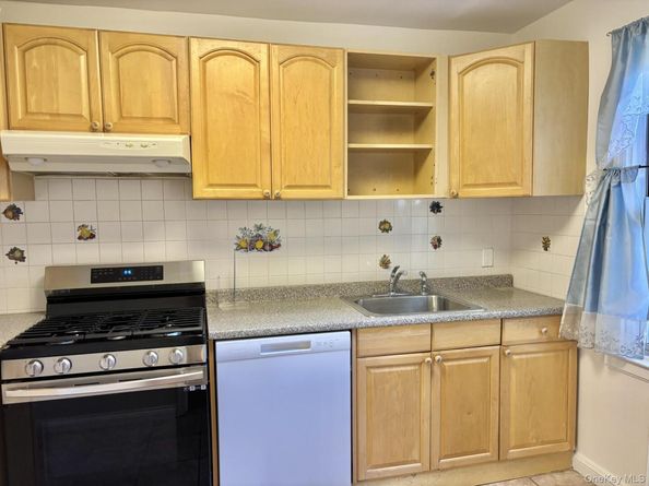 3 Edwards Street 1G, Roslyn Heights NY 11577