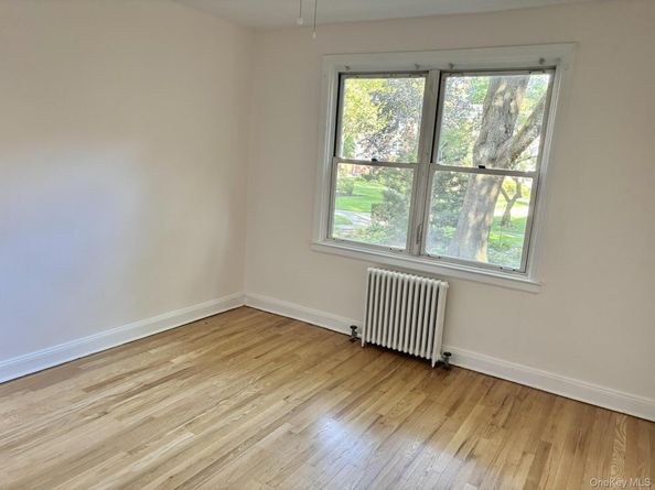 3 Edwards Street 1G, Roslyn Heights NY 11577