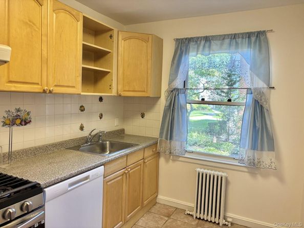 3 Edwards Street 1G, Roslyn Heights NY 11577