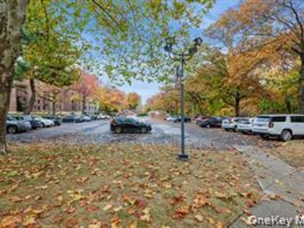 224-24 Union Turnpike 2N, Oakland Gardens NY 11364