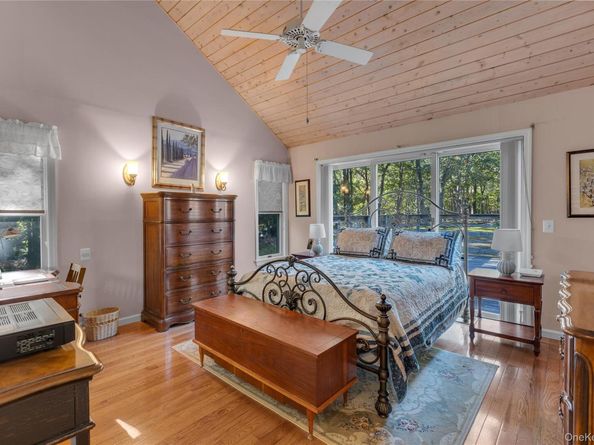 10 Nicole Court, Manorville NY 11949
