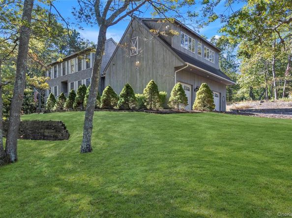10 Nicole Court, Manorville NY 11949
