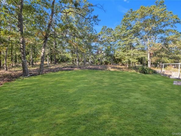 10 Nicole Court, Manorville NY 11949