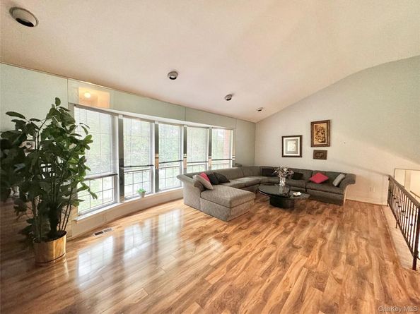 45 W Aspen Drive, Woodbury NY 11797