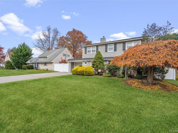 18 Bridle Lane, Hicksville NY 11801