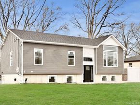 10 Amarr Drive, Shirley NY 11967