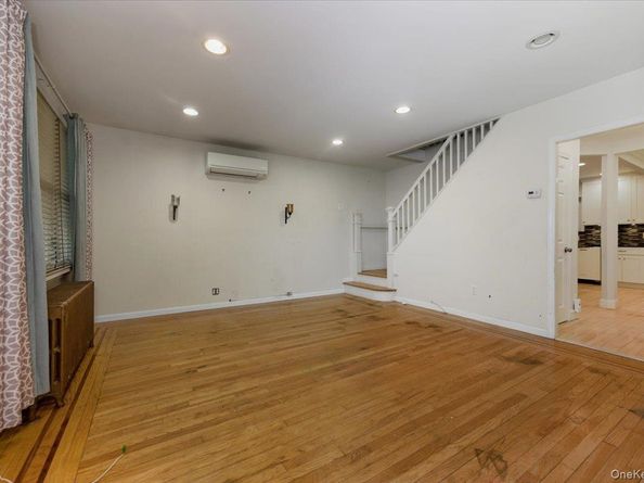 22 Sunset Trail 22, Bronx NY 10465