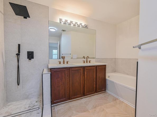 11 Northwood Blvd, Central Islip NY 11722