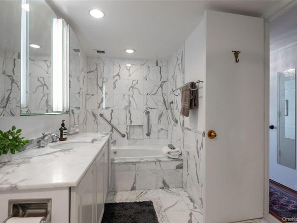 100 Hilton Avenue M4, Garden City NY 11530