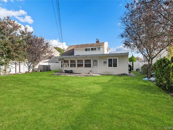 18 Pilgrim Lane, Westbury NY 11590