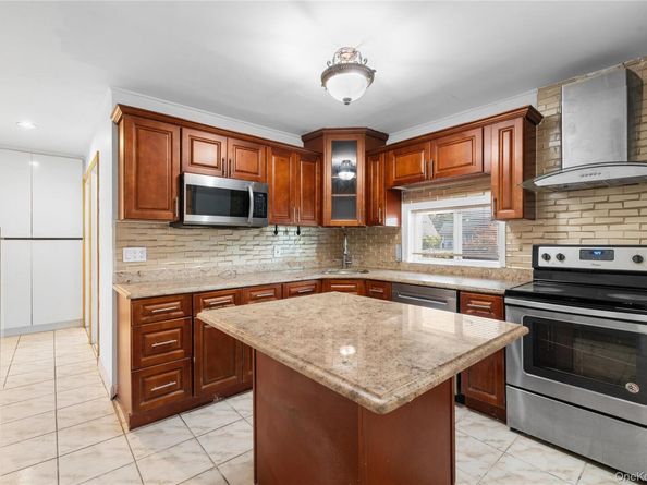 18 Pilgrim Lane, Westbury NY 11590