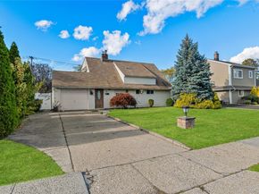 18 Pilgrim Lane, Westbury NY 11590