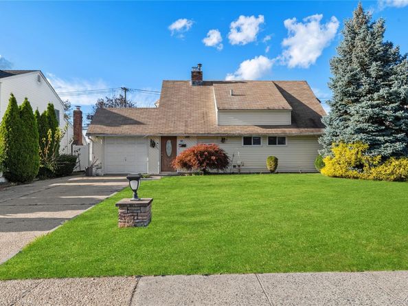 18 Pilgrim Lane, Westbury NY 11590