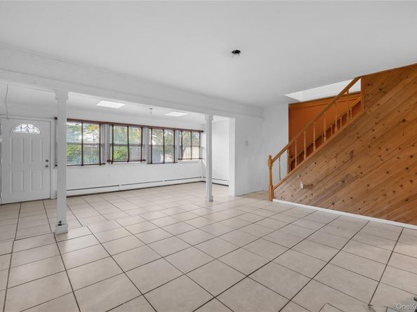 18 Pilgrim Lane, Westbury NY 11590