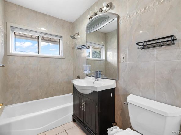 18 Pilgrim Lane, Westbury NY 11590