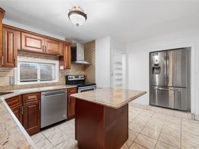 18 Pilgrim Lane, Westbury NY 11590