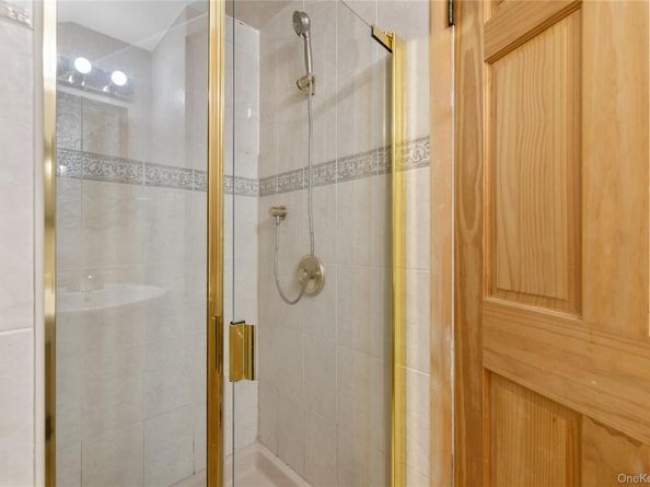 18 Pilgrim Lane, Westbury NY 11590