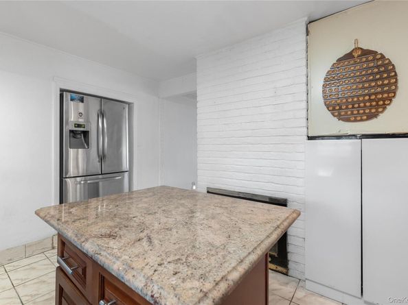 18 Pilgrim Lane, Westbury NY 11590