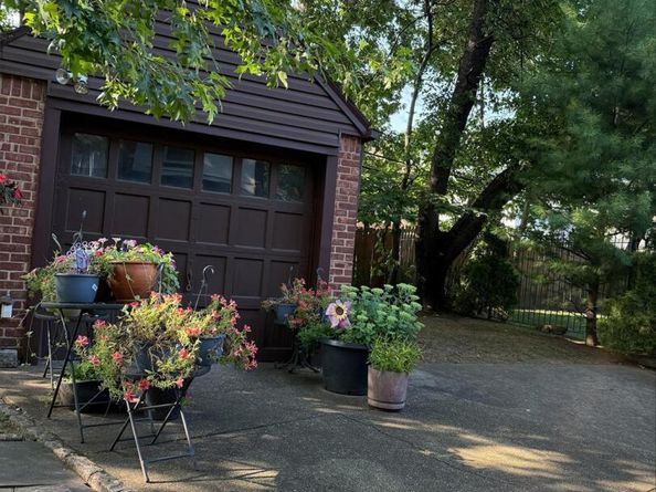 186-15 Grand Central Parkway, Jamaica Estates NY 11432