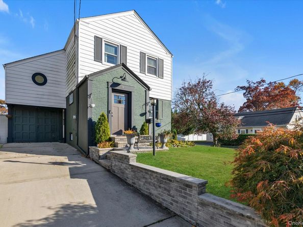 13 Gotham Street, Valley Stream NY 11581