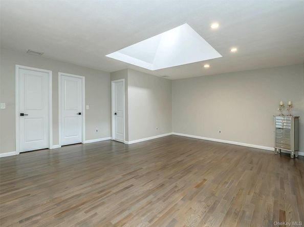 11 Maple Street, Glenwood Landing NY 11547