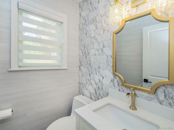 11 Maple Street, Glenwood Landing NY 11547