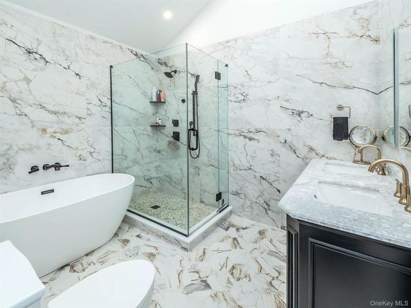 11 Maple Street, Glenwood Landing NY 11547