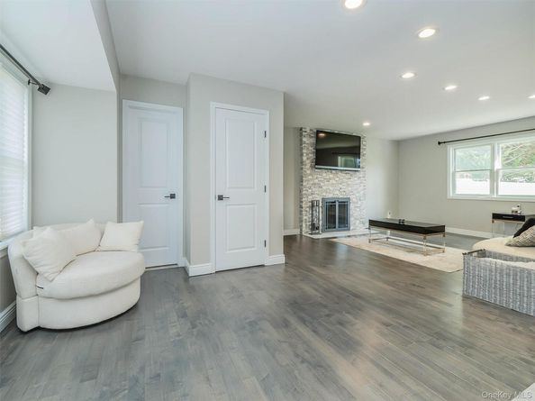 11 Maple Street, Glenwood Landing NY 11547