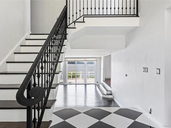 14 Shorecliff Place, Great Neck NY 11023