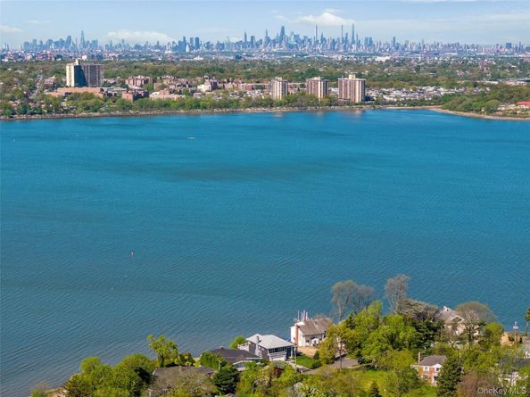 14 Shorecliff Place, Great Neck NY 11023