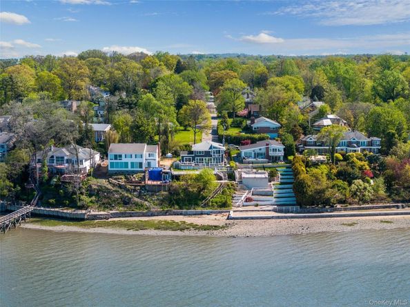 14 Shorecliff Place, Great Neck NY 11023