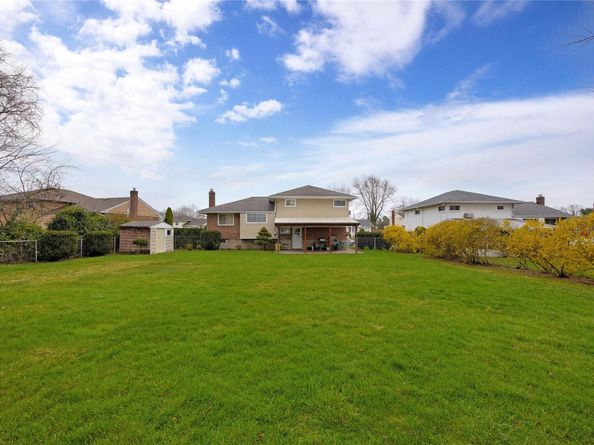 21 Lee Drive, Farmingdale NY 11735