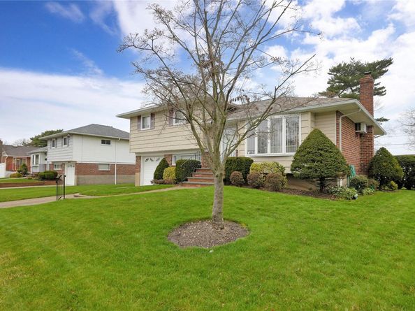 21 Lee Drive, Farmingdale NY 11735