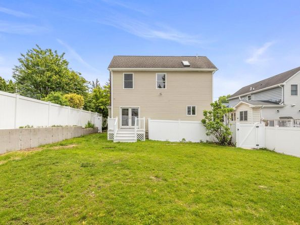 8 Maple Street, Glenwood Landing NY 11547