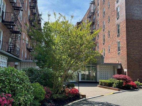 54-40 Little Neck Parkway 2K, Little Neck NY 11362