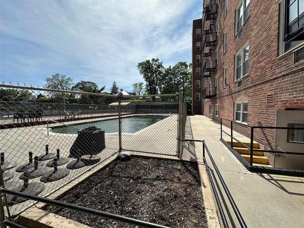 54-40 Little Neck Parkway 2K, Little Neck NY 11362